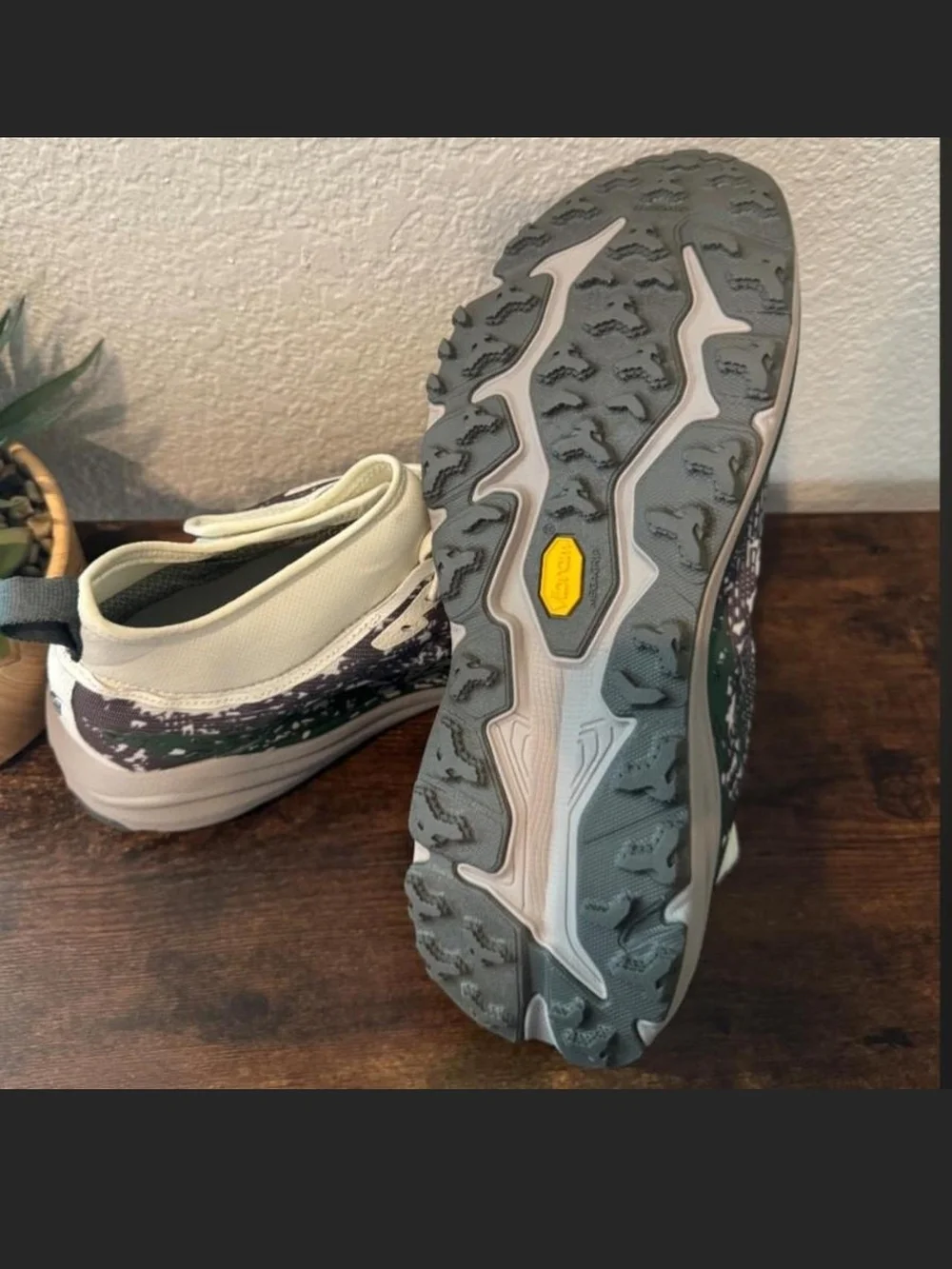 NEW HOKA Speedgoat 6 Camo Mens Running Shoes in Green, Gray & Cream. Size 12D
